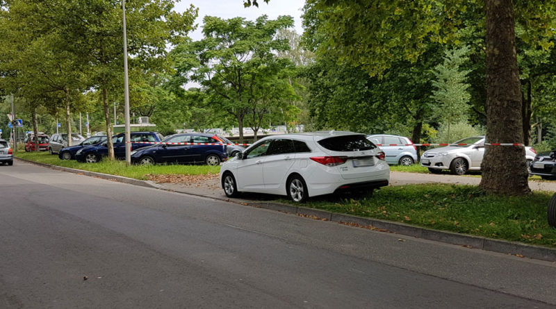 Parken auf dem Gründstreifen oder in Parkanlagen wird durch die Stadt Völklingen in Zukunft nicht mehr akzeptiert. (Foto: Hell)