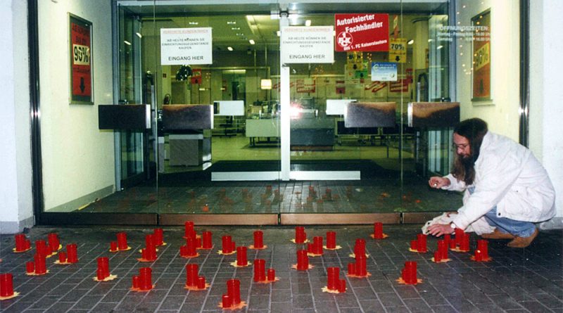 Für das Kaufhof-Team emotional: Kindergartenkinder wünschten ihnen mit Pappsternen und Kerzen nur das Beste für die Zukunft. (Foto: Sammlung Hahn)