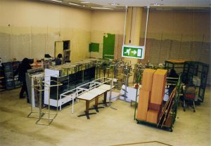 Tische, Kleiderständer, Regale sowie Kühlschränke: Alles wurde veräußert (Foto: Sammlung Hahn)