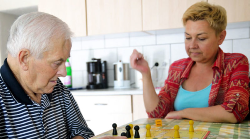 Pflege bedeutet auch Unterhaltung (Foto: Pflegeherzen)