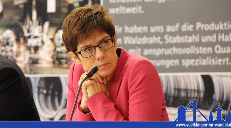 Die saarländische Ministerpräsidentin Kramp-Karrenbauer bei einer Presserunde (Archivfoto: Hell)