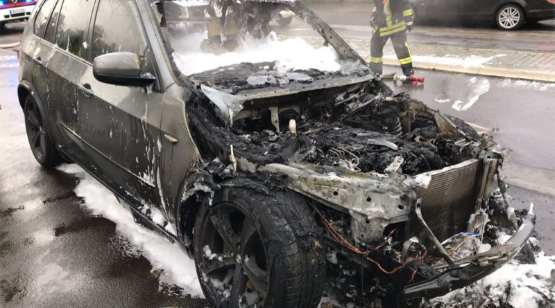 Der Feuerwehr wurde ein PKW Brand gemeldet. Bei Eintreffen der Einsatzkräfte stand das Fahrzeug bereits in Vollbrand. Ein Trupp unter schwerem Atemschutz begann mit der Brandbekämpfung mittels Schaumrohr. Während der Löscharbeiten musste die Heinestraße gesperrt werden. Da von dem Fahrzeug Öl auf die Fahrbahn gelaufen war, wurde der Bauhof Völklingen informiert, um dieses zu beseitigen. Anschließend wurde die Einsatzstelle an die Polizei übergeben. (Foto und Bildtext: FFW Völklingen)