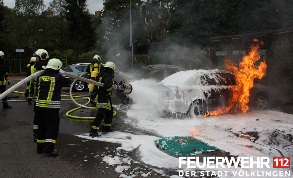 Die Einsatzkräfte nahmen 2 Schaumrohre vor, um das Feuer zu bekämpfen. Unterstützung erhielt hier die Feuerwehr Völklingen von den Kameraden der Werkfeuerwehr Kraftwerk Fenne. (Foto: FFW Völklingen)