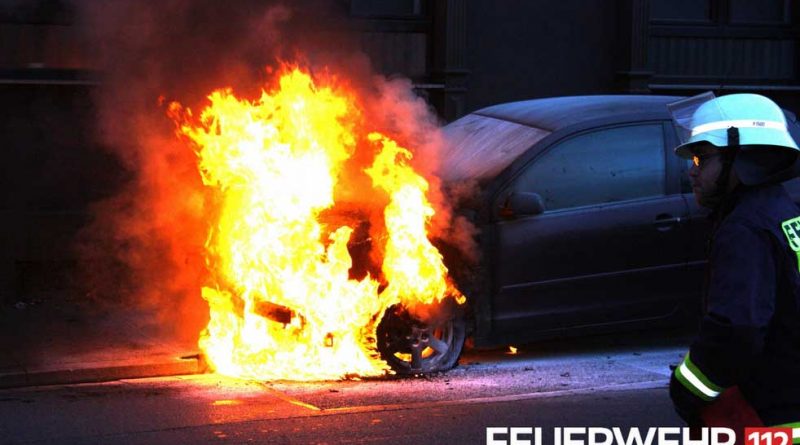 Der brennende VW Polo in Wehrden (Foto: Feuerwehr Völklingen)