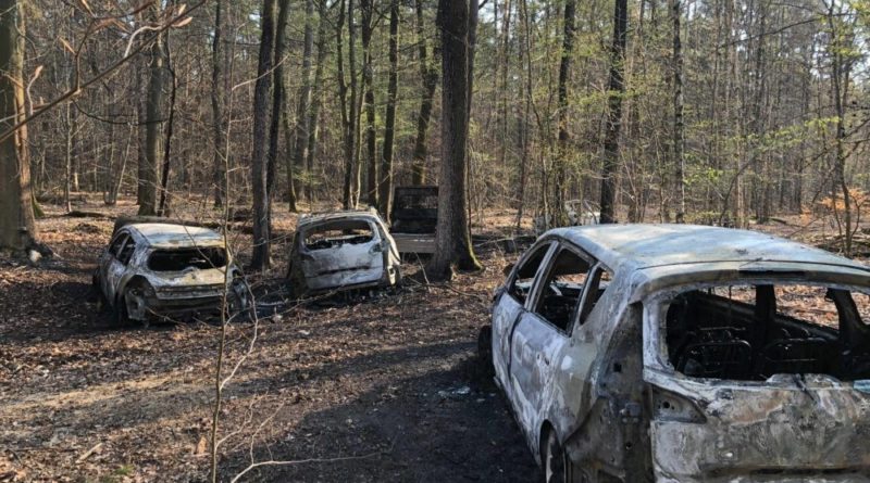 Die Feuewehr wurde zu einem Brand von mehreren PKW im Wald zwischen Lauterbach und der Landesgrenze zu Frankreich alarmiert. Etwa 2,5km tief im Wald konnten die brennenden Fahrzeuge lokalisiert werden. Ein Trupp unter schwerem Atemschutz löschte die Fahrzeuge ab. Abschließend wurde die Einsatzstelle an die Polizei übergeben. (Foto: FFW Völklingen)