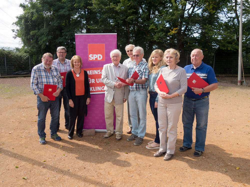 Von rechts: Werner Brakhan (25), Ulrike Kuhn (25), Josephine Ortleb, Wolfried Willeke (25), Carl Kleim (45), Egon Marx (50), Christiane Blatt, Jürgen Schneider (40), Gerhard Theobald (30); Aufnahme: Roskothen-SPD