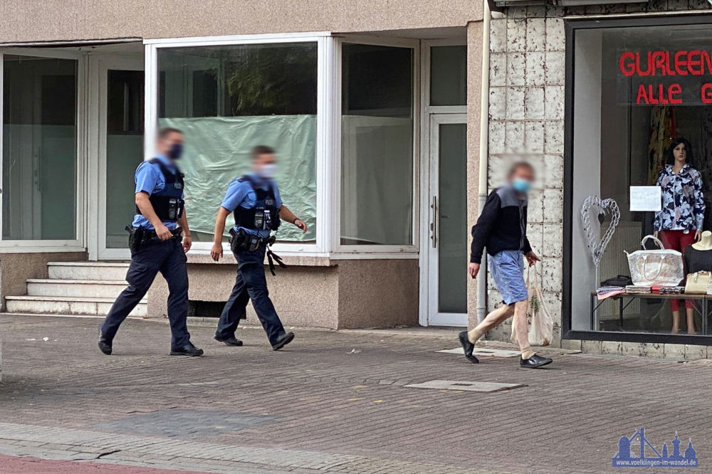 Polizisten begleiten den Mann, der laut Augenzeugen wohl "nur einen Döner holen" wollte, nach Hause (Leserfoto)