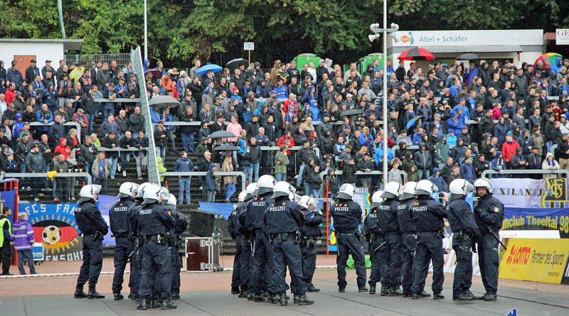 Polizei im Hermann-Neuberger-Stadion (Foto: Hell)