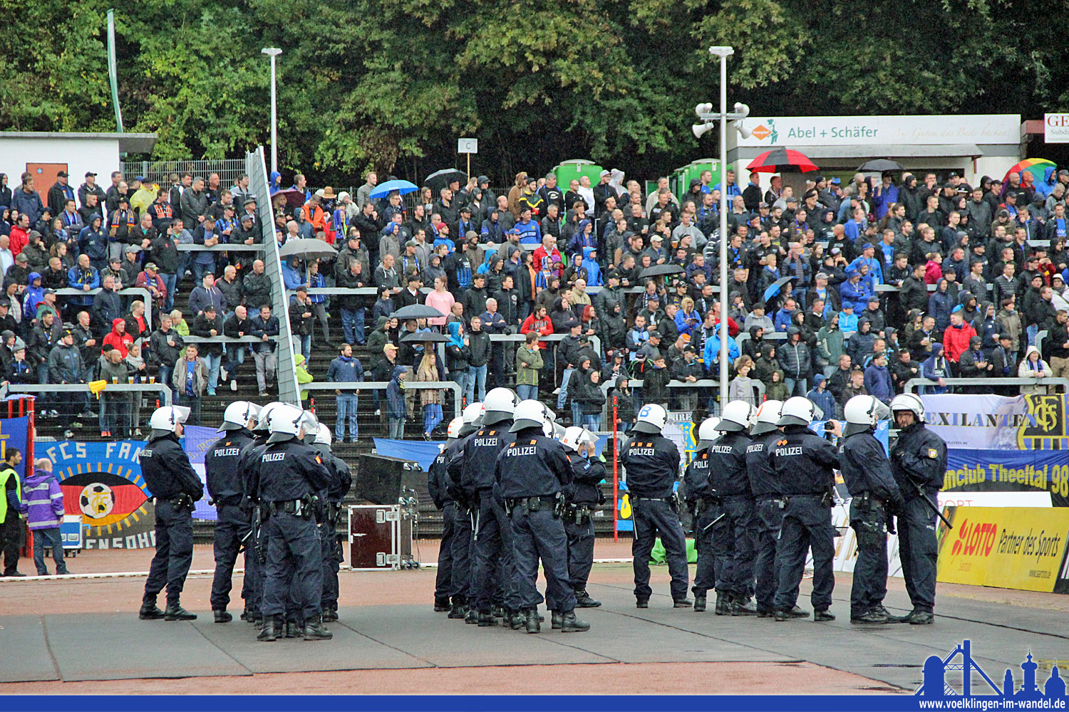 Polizei im Hermann-Neuberger-Stadion (Foto: Hell)