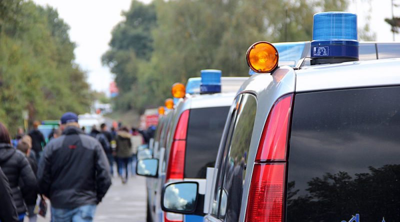 Die Polizei war mit fast 500 Beamten vor Ort (Foto: Hell)