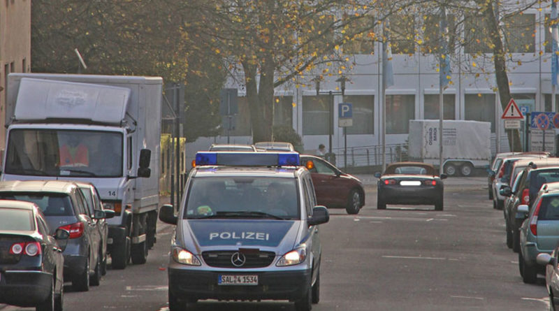 "Polizei in Völklingen" von www.völklingen-im-wandel.de ist lizenziert unter einer Creative Commons Namensnennung - Weitergabe unter gleichen Bedingungen 4.0 International Lizenz.