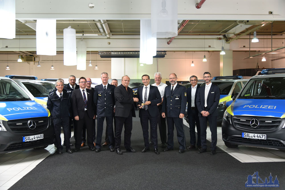 Innenminister Klaus Bouillon hat gemeinsam mit Landespolizeipräsidenten Norbert Rupp 37 neue Großraumfunkstreifenwagen in der Mercedes Niederlassung Torpedo Garage in Saarbrücken in Empfang genommen.  (Foto: Landespolizeipräsidium Saarland)