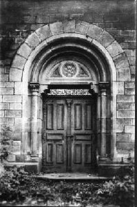 Ein Eingangsportal von 1883
