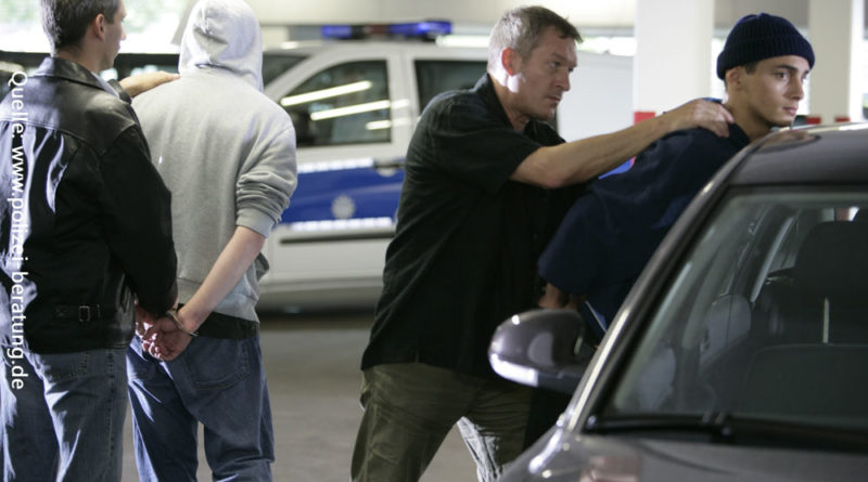 Da klicken die Handschellen: Verhaftung durch zivile Einsatzkräfte der Polizei, Symbolbild. Quelle: www.polizei-beratung.de