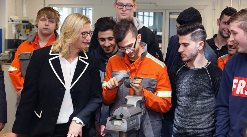 Ministerin Rehlinger mit Teilnehmern der Maßnahme und Auszubildenden. (Foto: Dillinger/Saarstahl AG)