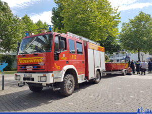Die Kameraden aus Luisenthal stellen ihr Rettungsboot aus (Foto: Hell)