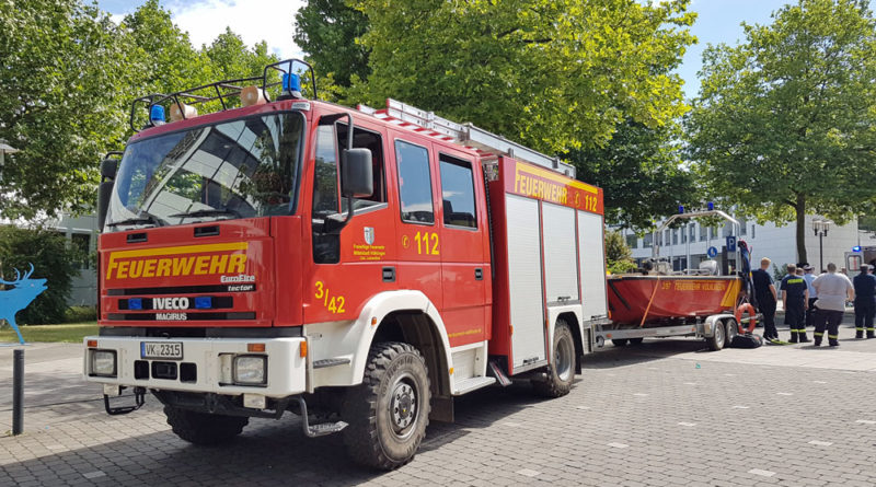 Die Kameraden aus Luisenthal stellen ihr Rettungsboot aus (Foto: Hell)