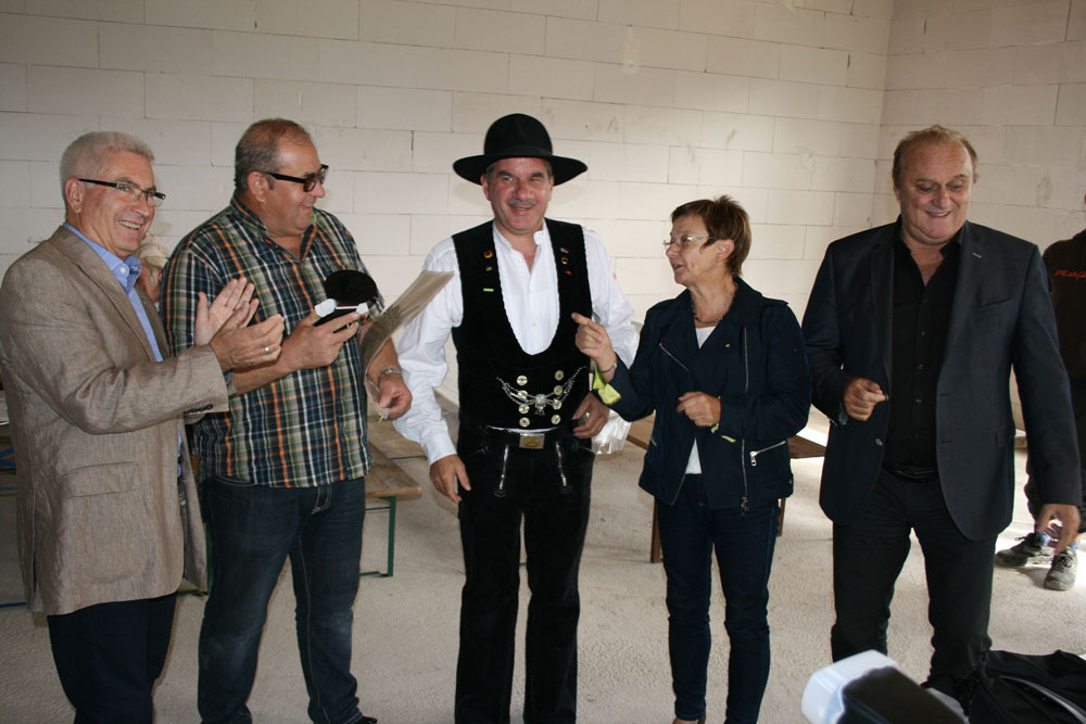 Der Saarländische Innenminisiters Klaus Bouillon überreichte beim Richtfest dem Völklinger Verwaltungschef Klaus Lorig eine Bedarfszuweisung in Höhe von 400.000 Euro (Foto: Stadt VKL)