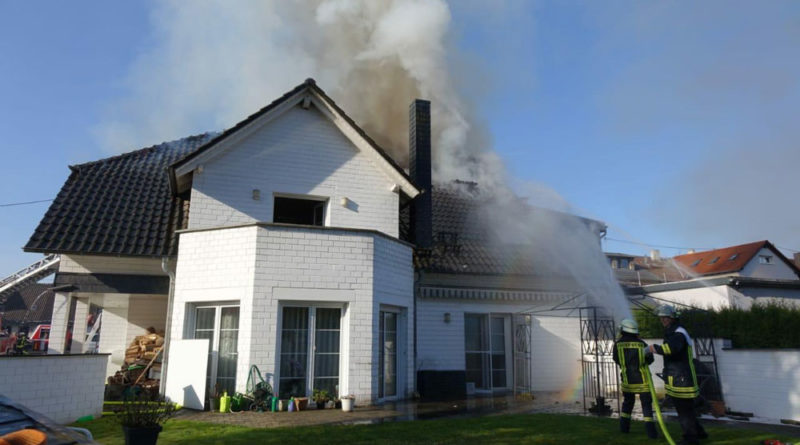 Ein Ausbreiten des Brandes auf Nachbargebäude konnte die Feuerwehr verhindern (Foto: Avenia)