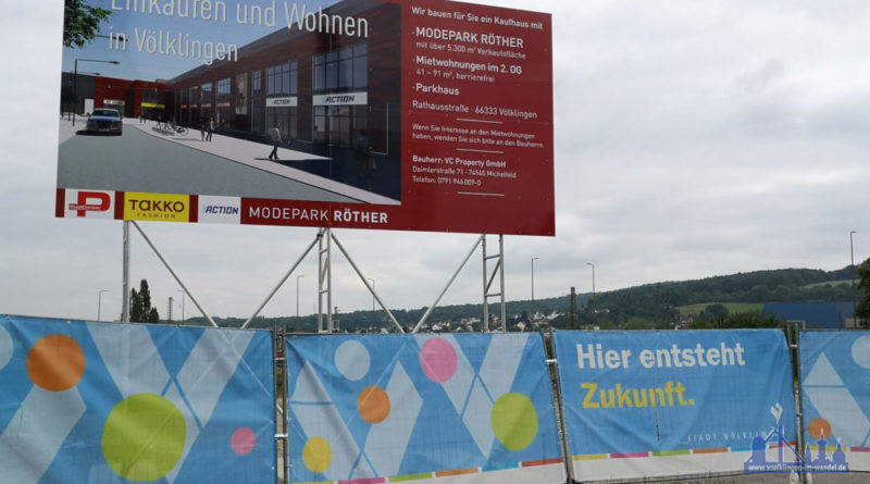 Diese Bauankündigung wurde vor wenigen Wochen aufgestellt (Foto: Hell)