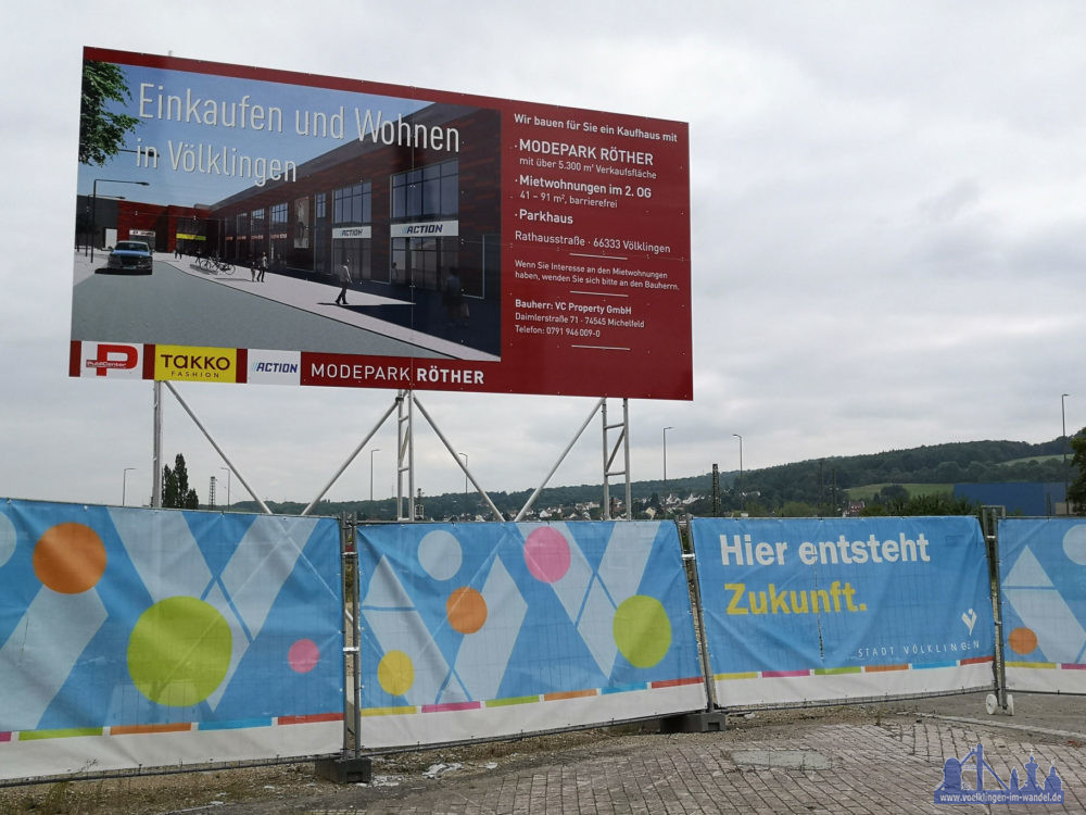 Diese Bauankündigung wurde vor wenigen Wochen aufgestellt (Foto: Hell)