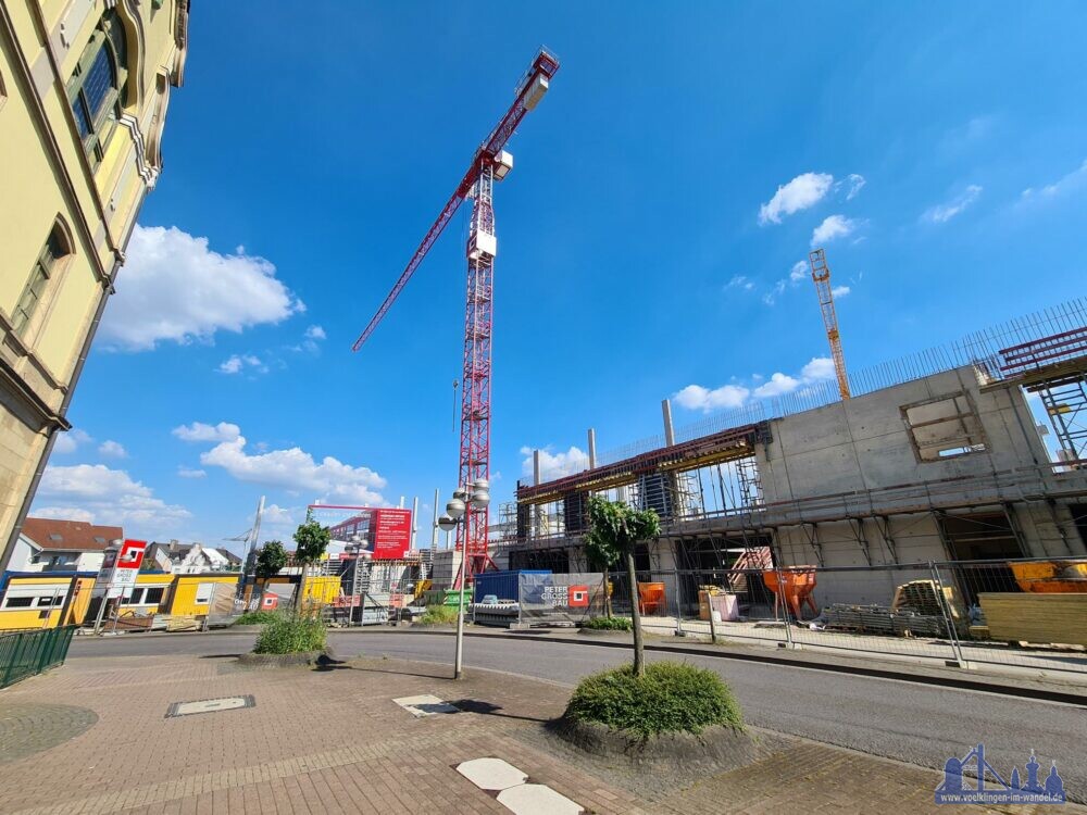 Die Baustelle des Modeparks: Der Rohbau wächst täglich (Foto: Hell)