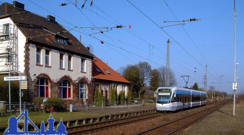 April 2004 Aufgrund der damals stattfindenden Saarmesse fuhr die Saarbahn noch bis Sonntag Abend auf der DB-Strecke Saarbrücken - Saardamm - Messebahnhof - Fürstenhausen. © Jörg Klawitter