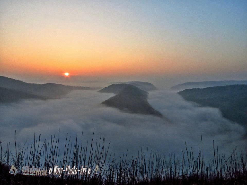 Die Saarschleife im dichten Morgennebel (Foto: W. Hoffmann)