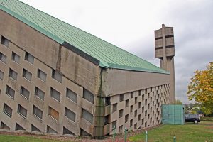 So Imposant das Innere der Kirche ist: Von außen ist die schlechte Bausubstanz sichtbar (Foto: Hell)
