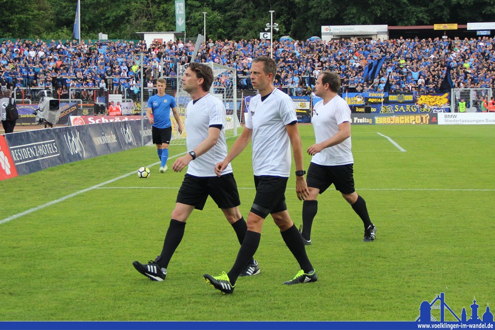 Das Schiedsrichtergespann um Guido Winkmann (vorne weg) brachte den FCS Anhang das ein oder andere Mal zum Fluchen - zu Recht? (Foto: Hell)