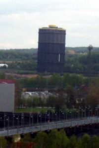 Dieses Foto ist nicht schief, der Gasometer der ehemaligen Kokerei ist durch die Grubensenkungen auch geschädigt.