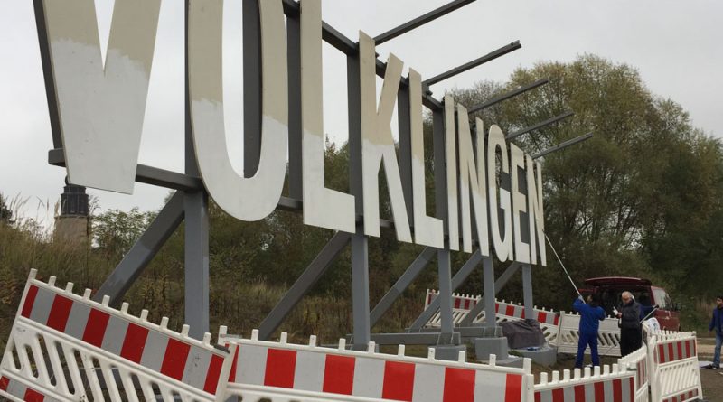 Völklingen-Schriftzug am Saarufer: Flüchtlinge beseitigen Vandalismus-Schäden (Foto: Heiko Recktenwald)