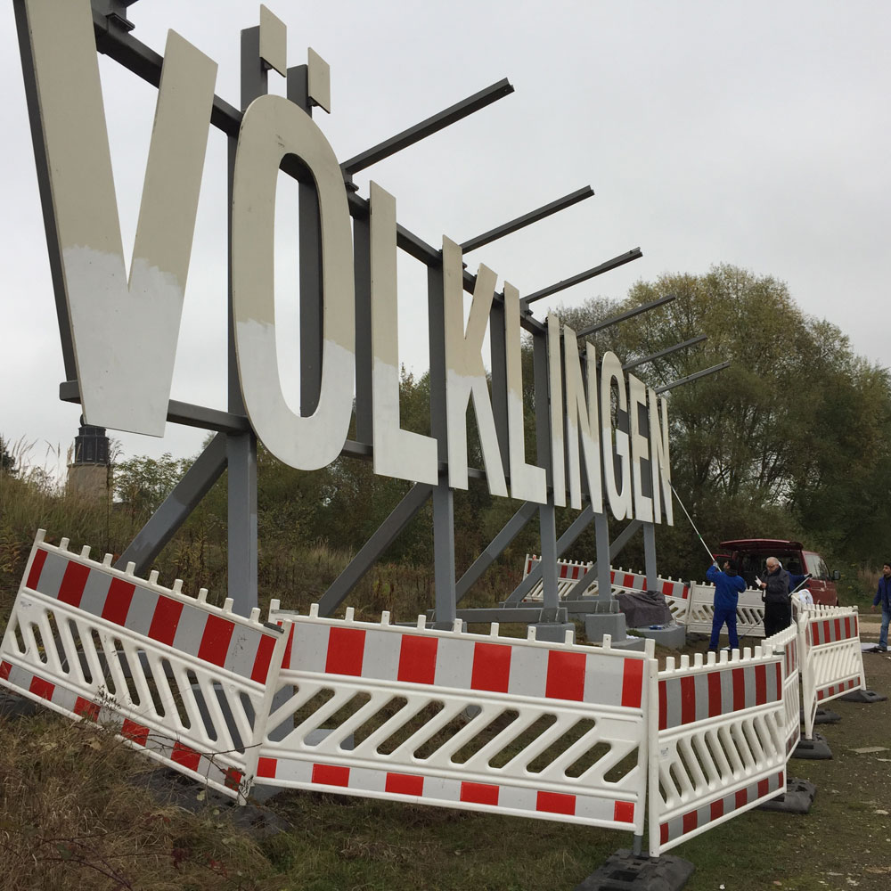 Völklingen-Schriftzug am Saarufer: Flüchtlinge beseitigen Vandalismus-Schäden (Foto: Heiko Recktenwald)
