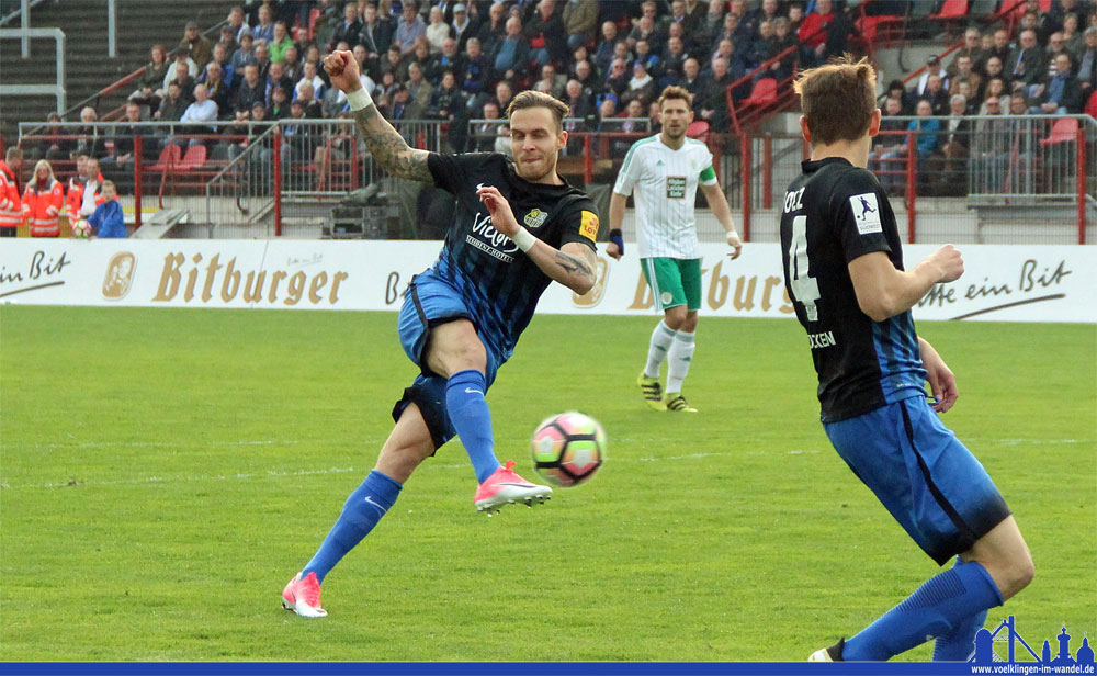 Patrick Schmidt mit dem Schuss zum 1:0 (Foto: Hell)