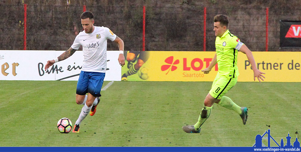 Saarbrückens Patrick Schmidt sollte man besser nicht mit Ball und Torwart alleine lassen (Foto vom Spiel gegen Nöttingen ; Hell)