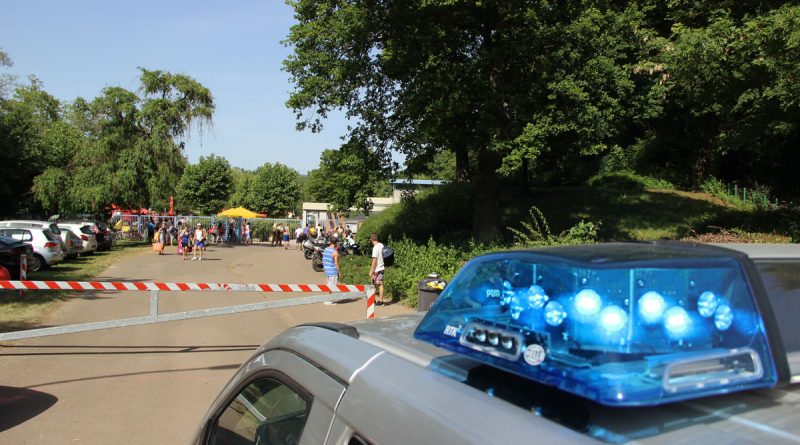 Polizei am Schwimmbad (Foto: Hell)