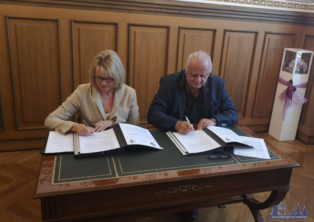 Saarlands Innenminister Klaus Bouillon und Völklingens Oberbürgermeisterin Christiane Blatt unterzeichnen Sicherheitspartnerschaft