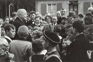 Röchling umringt von Siedlern einer Werkssiedlung 1942. Quelle: Die Gründerfamilie Röchling