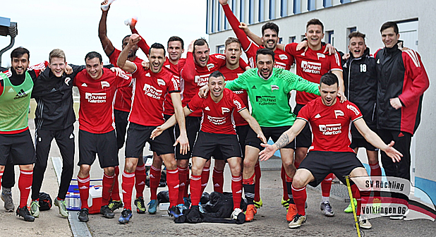 So sehen Sieger aus: Röchling-Kicker feiern den Sieg in Karbach (Foto: SV Röchling)