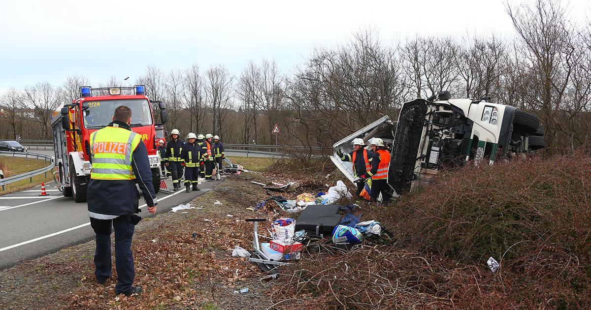 Die Gefahrstoffeinheit der Feuerwehr Völklingen wurde zur Unterstützung der Feuerwehr Friedrichsthal zu einem verunfallten Gefahrgut LKW gerufen. Gegen 10.30 Uhr ist dieser auf der Überleitung von der A 623 zur A 8 in Fahrtrichtung Luxemburg verunfallt. Da die Ladung, welche aus 23 Tonnen "2-Ethyl-Hexyl-Acrylat" bestand, in einen Ersatz-LKW umgepumpt werden musste, übernahmen die Mitglieder der Gefahrstoffeinheit die Absicherung des Umpumpvorgangs, um im Falle eines Stoffaustritts sofort eingreifen zu können. (Text FFW Völklingen/Foto Avenia)