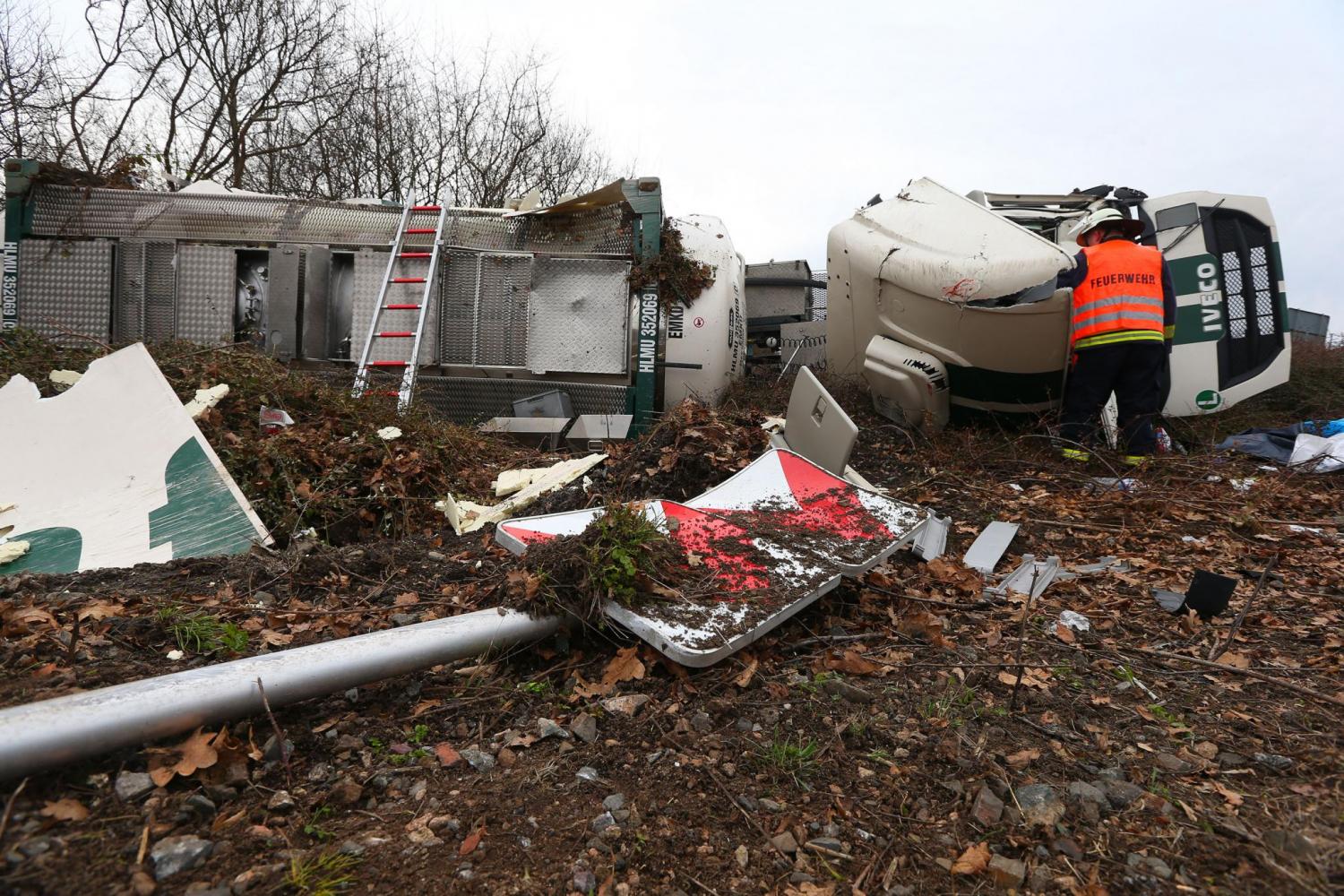 Der verunfallte LKW (Foto: Avenia)