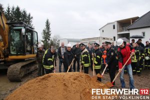 Im Beisein von Oberbürgermeister Klaus Lorig, nahmen Bauleiter Torsten Cönen (GGM Mittelstadt VK), Regionalverbandsbrandinspekteur Tony Bender, Wehrführer Herbert Broy, Löschbezirksführer Harald Wilhelm und der stellvertretende Löschbezirksführer Michael Heusch, den ersten Spatenstich vor. (Foto: FFW Völklingen)