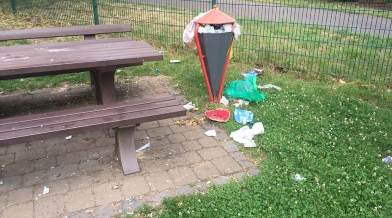 Der vermüllte Spielplatz an der Siemensstraße (Leserfoto)