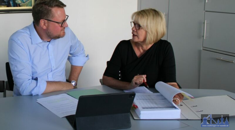 Torsten Lang, Staatssekretär im saarländischen Ministerium für Inneres, Bauen und Sport und Völklingens Oberbürgermeisterin Christiane Blatt im Dialog (Bild: Stadt Völklingen)