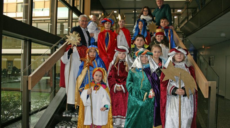 Auch 2017 waren sie im Rathaus: Die Sternsinger (Foto: Stadt VKL)