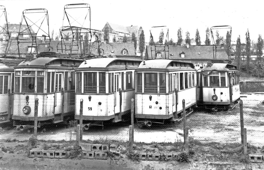 Die nicht mehr gebrauchten Straßenbahnen wurden bei einer Feuerwehrübung verbrannt (Foto: Sammlung Ganster)