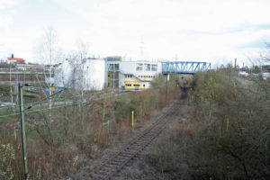 Die Verbindung über die Saar nach Völklingen: Bis tief in das Industriegebiet bei Wehrden ist die Strecke noch elektrifiziert und genutzt (Foto: Hell)