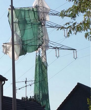 Der eingehüllte Strommast (Foto: FFW Völklingen)