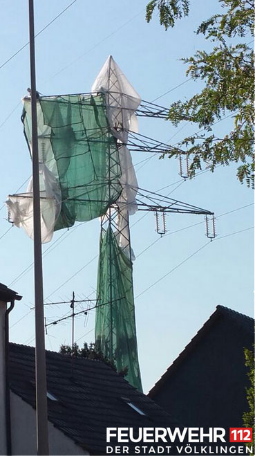 Der eingehüllte Strommast (Foto: FFW Völklingen)