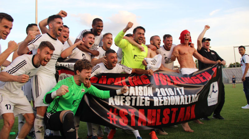 Die Spieler des SV Röchling Völklingen bejubeln den Aufstieg (Foto: Hell)